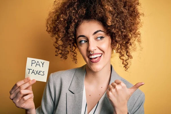 Joven Mujer Negocios Con Pelo Rizado Sosteniendo Pagar Impuestos Recordatorio — Foto de Stock