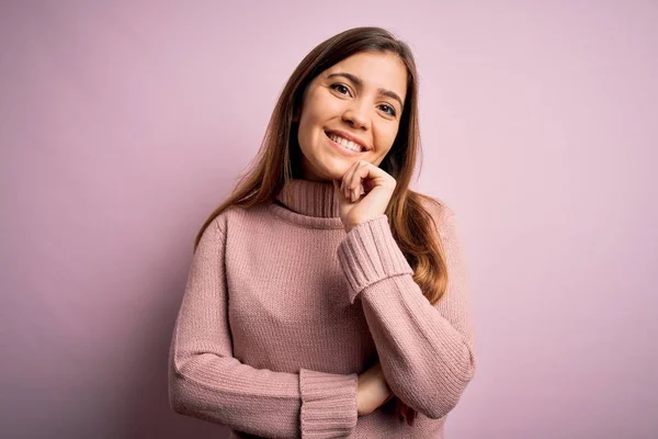 Piękna Młoda Kobieta Ubrana Sweter Golfem Różowym Odizolowanym Tle Uśmiechem — Zdjęcie stockowe