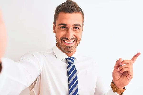 Junger Gutaussehender Geschäftsmann Macht Selfie Mit Smartphone Vor Isoliertem Hintergrund — Stockfoto