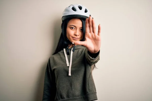 Jonge Mooie Chinese Vrouw Dragen Fietshelm Geïsoleerde Witte Achtergrond Doen — Stockfoto