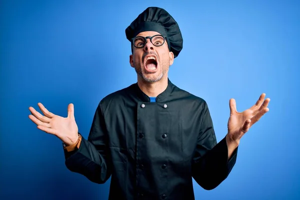 Giovane Bel Cuoco Indossa Uniforme Fornello Cappello Sfondo Blu Isolato — Foto Stock