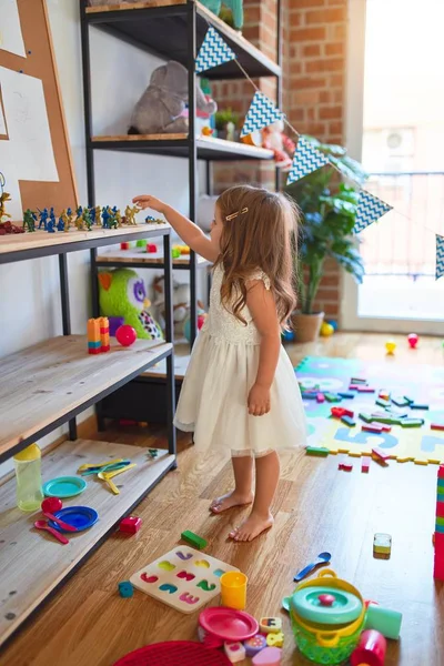 Entzückendes Blondes Kleinkind Spielt Kindergarten Jede Menge Spielzeug — Stockfoto