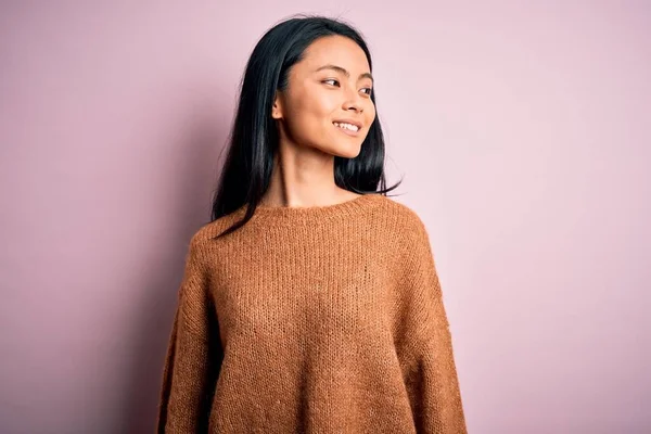 Jovem Mulher Chinesa Bonita Vestindo Camisola Casual Sobre Fundo Rosa — Fotografia de Stock