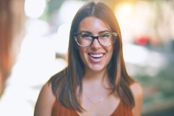 Giovane Bella Donna Sorridente Felice Fiducioso Piedi Con Sorriso Sulla — Foto Stock