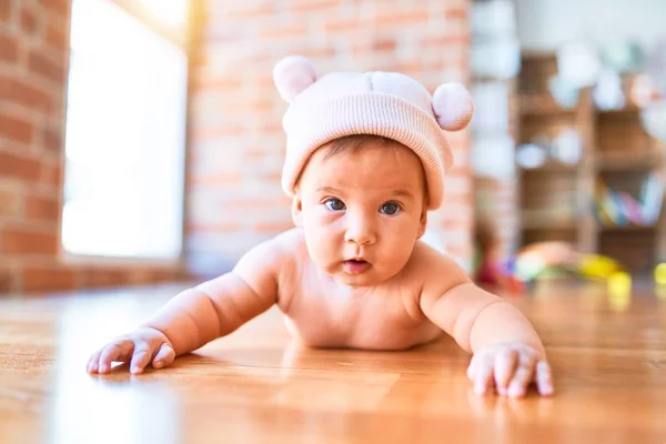 Bebê Adorável Deitado Sofá Casa Recém Nascido Vestindo Chapéu Fanny — Fotografia de Stock