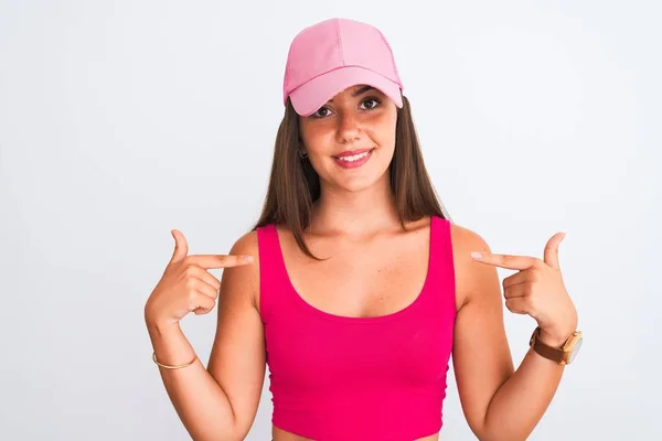 Menina Bonita Nova Vestindo Rosa Casual Shirt Boné Sobre Isolado — Fotografia de Stock