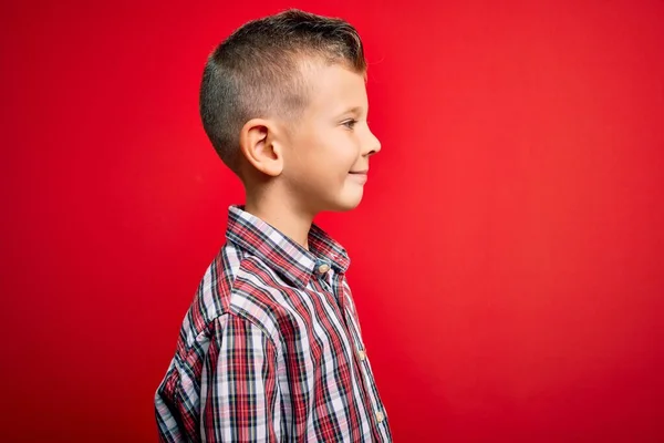 Junge Kleine Kaukasische Kinder Mit Blauen Augen Stehen Elegantem Hemd — Stockfoto