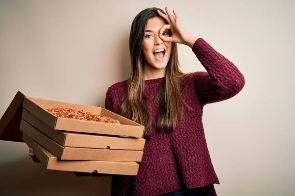 年轻美丽的姑娘拿着意大利披萨盒 站在白色的背景上 笑容满面 手拿着手签 手拿着手指头看 — 图库照片