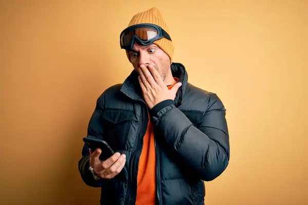 Jonge Knappe Skiër Die Een Skibril Draagt Met Een Smartphone — Stockfoto