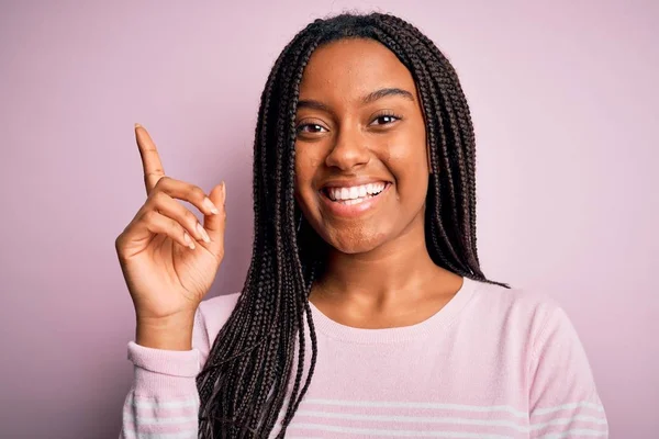 Närbild Ung Afrikansk Amerikansk Kvinna Bär Rosa Tröja Över Isolerad — Stockfoto