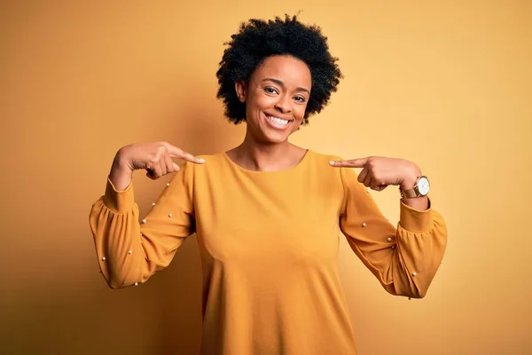 Junge Schöne Afroamerikanische Afro Frau Mit Lockigem Haar Trägt Lässiges — Stockfoto