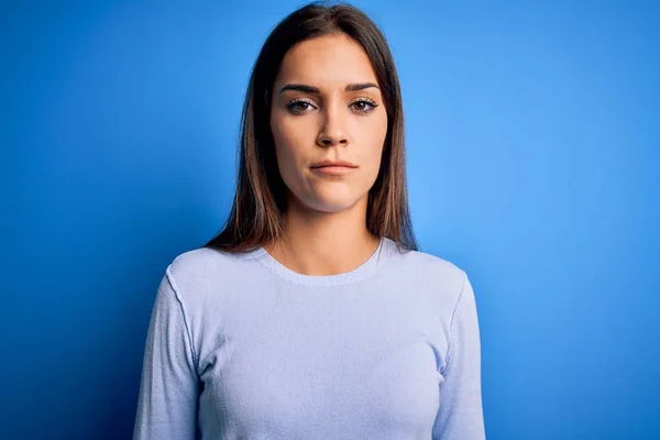 Junge Schöne Brünette Frau Lässigem Pullover Vor Blauem Hintergrund Entspannt — Stockfoto
