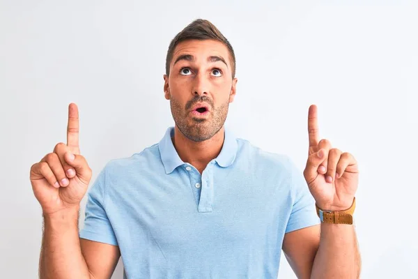 Joven Hombre Guapo Elegante Con Camiseta Azul Sobre Fondo Aislado — Foto de Stock