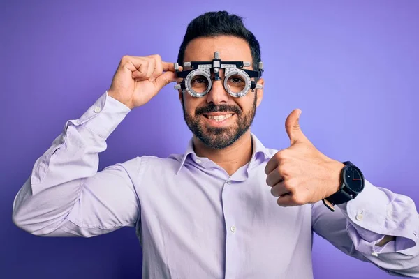 Homem Óptico Bonito Novo Com Barba Usando Óculos Optometria Sobre — Fotografia de Stock