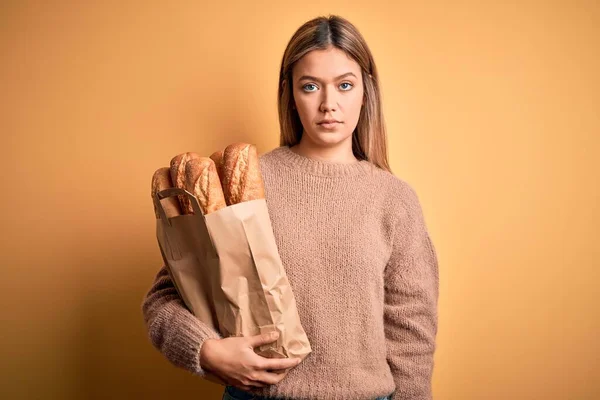 Jonge Mooie Vrouw Met Papieren Zak Met Brood Geïsoleerde Gele — Stockfoto