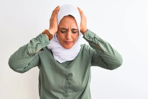 年轻美丽的阿拉伯妇女 头戴传统的穆斯林头巾 背景偏僻 因疼痛和偏头痛而陷入绝望和压力 手放在头上 — 图库照片