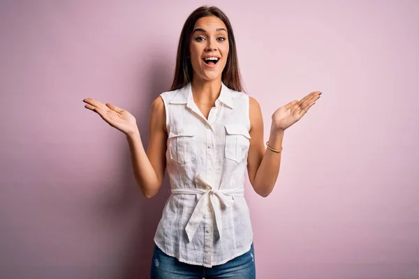 Jonge Mooie Brunette Vrouw Dragen Casual Shirt Staan Roze Achtergrond — Stockfoto