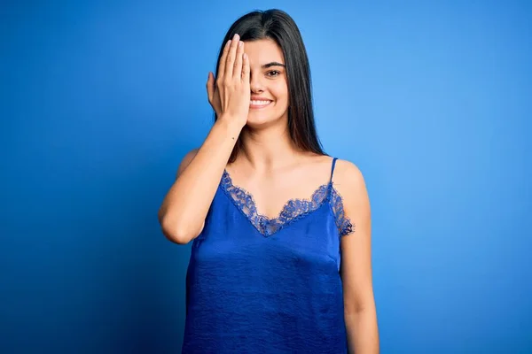 Mujer Morena Hermosa Joven Que Usa Ropa Interior Azul Elegante —  Fotos de Stock