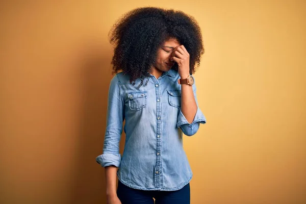 Ung Vacker Afrikansk Amerikansk Kvinna Med Afro Hår Står Över — Stockfoto