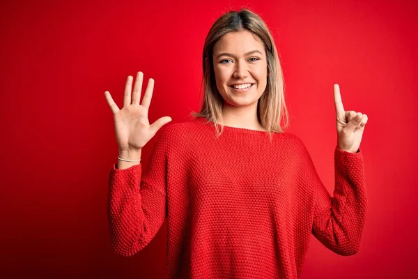 Jovem Bela Mulher Loira Vestindo Camisola Casual Sobre Vermelho Isolado — Fotografia de Stock