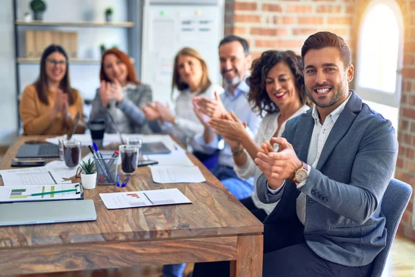 Gruppo Imprenditori Sorridenti Felici Fiduciosi Lavorare Insieme Con Sorriso Sul — Foto Stock