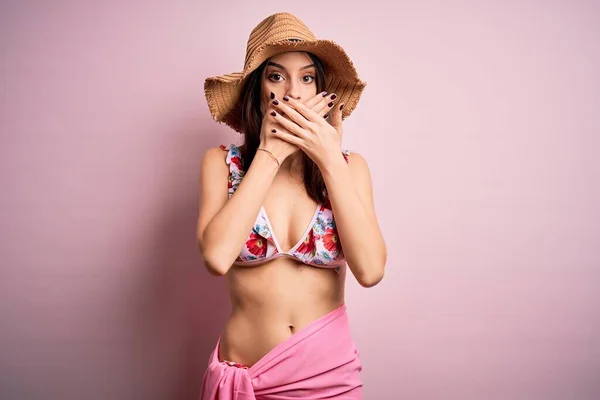 Junge Schöne Frau Urlaub Mit Bikini Und Sommermütze Über Rosa — Stockfoto