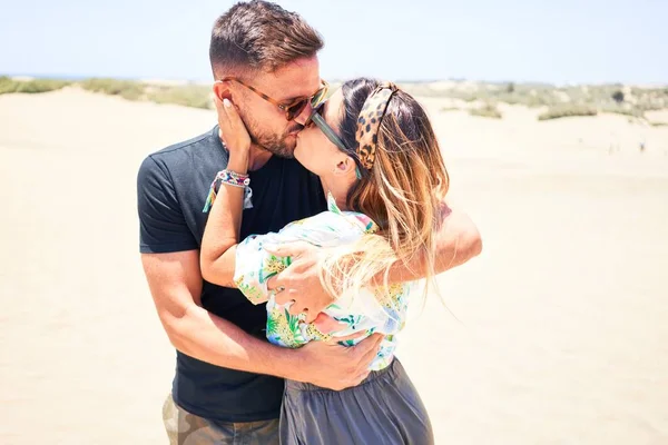 Jovem Casal Bonito Férias Sorrindo Feliz Confiante Com Sorriso Rosto — Fotografia de Stock