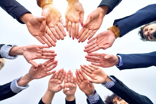 Gruppe Von Geschäftsleuten Die Büro Hand Hand Stehen — Stockfoto