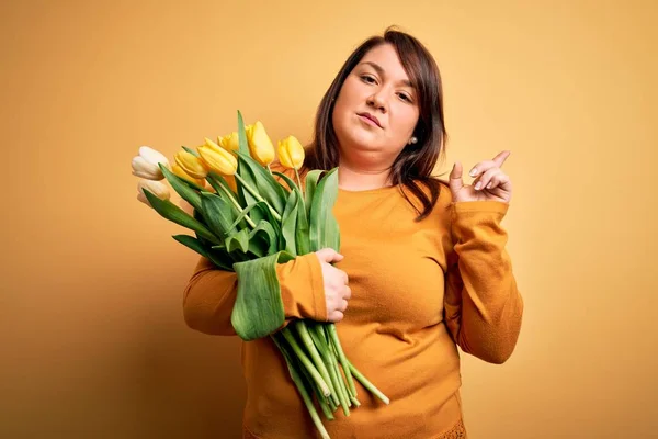 Schöne Size Frau Mit Romantischem Strauß Natürlicher Tulpenblüten Über Gelbem — Stockfoto