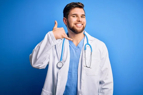 Jovem Médico Loiro Com Barba Olhos Azuis Vestindo Casaco Branco — Fotografia de Stock