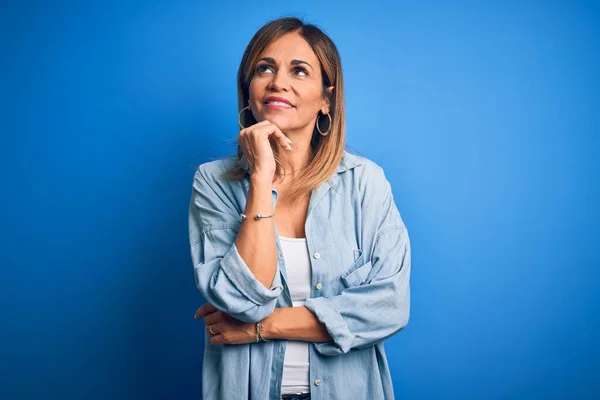 Middelbare Leeftijd Mooie Vrouw Dragen Casual Shirt Staan Geïsoleerde Blauwe — Stockfoto