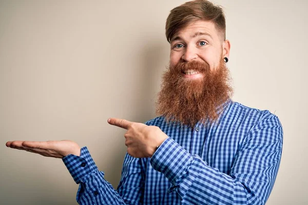 Bello Irlandese Rossa Uomo Affari Con Barba Piedi Sfondo Isolato — Foto Stock