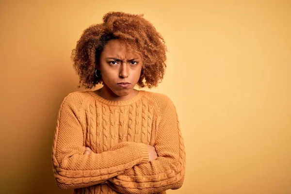 곱슬머리의 곱슬머리를 아름다운 아프리카 미국인젊은 무심코 스웨터를 회의적 신경질적 표정을 — 스톡 사진
