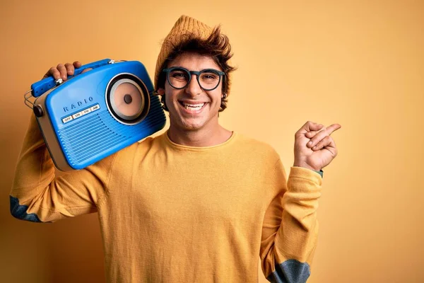 Jovem Homem Bonito Segurando Rádio Vintage Sobre Fundo Amarelo Isolado — Fotografia de Stock