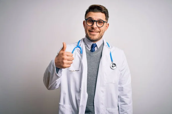 Jovem Médico Homem Com Olhos Azuis Vestindo Casaco Médico Estetoscópio — Fotografia de Stock