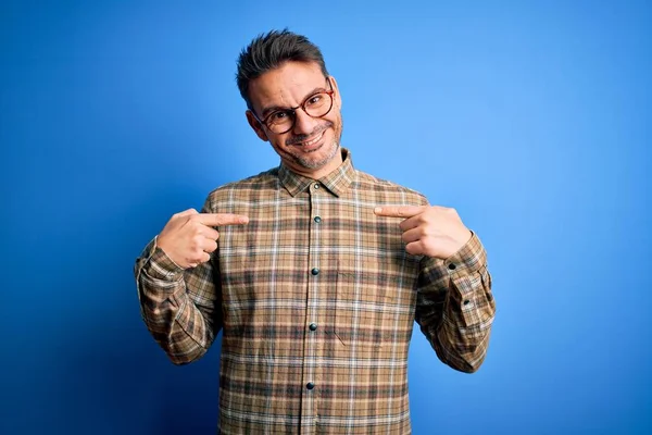 Junger Gutaussehender Mann Lässigem Hemd Und Brille Steht Vor Blauem — Stockfoto