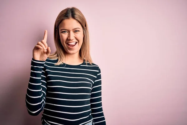 Giovane Bella Donna Bionda Indossa Maglione Righe Casual Sfondo Rosa — Foto Stock