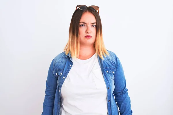 Mooie Vrouw Draagt Denim Shirt Staan Geïsoleerde Witte Achtergrond Sceptisch — Stockfoto