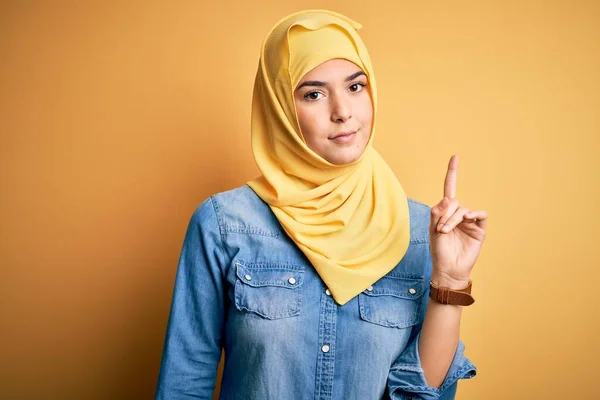 Menina Bonita Nova Vestindo Hijab Muçulmano Sobre Fundo Amarelo Isolado — Fotografia de Stock