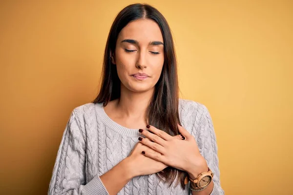 Jonge Mooie Brunette Vrouw Draagt Witte Casual Trui Gele Achtergrond — Stockfoto