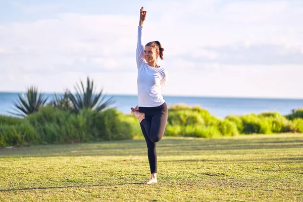 Junge Schöne Sportlerin Lächelt Glücklich Und Praktiziert Yoga Trainer Mit — Stockfoto