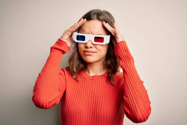 Menina Loira Jovem Vestindo Óculos Cinema Sobre Fundo Isolado Sofrendo — Fotografia de Stock