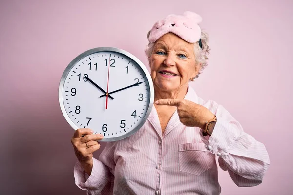 Senior Belle Femme Portant Masque Sommeil Tenant Grande Horloge Sur — Photo