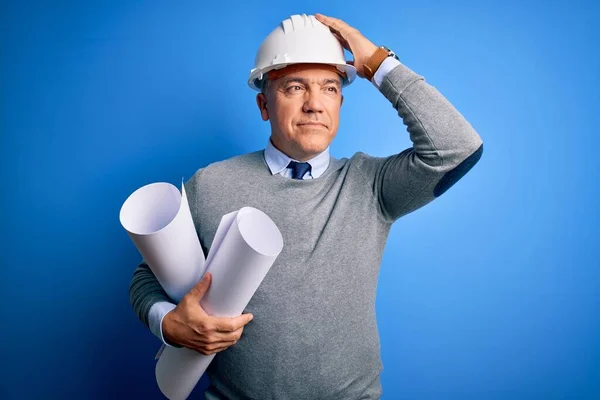 Meia Idade Bonito Homem Arquiteto Cabelos Grisalhos Usando Capacete Segurança — Fotografia de Stock