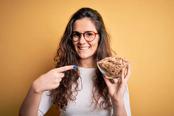 Jovem Mulher Bonita Com Cabelo Encaracolado Segurando Tigela Com Flocos — Fotografia de Stock