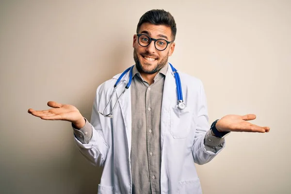 Joven Médico Con Gafas Bata Blanca Médica Estetoscopio Sobre Fondo — Foto de Stock