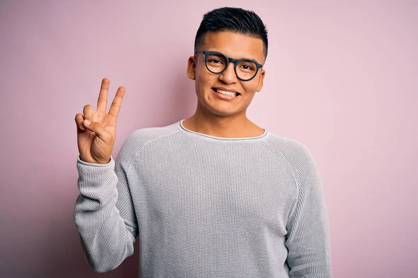 Homem Latino Bonito Jovem Vestindo Camisola Casual Óculos Sobre Fundo — Fotografia de Stock