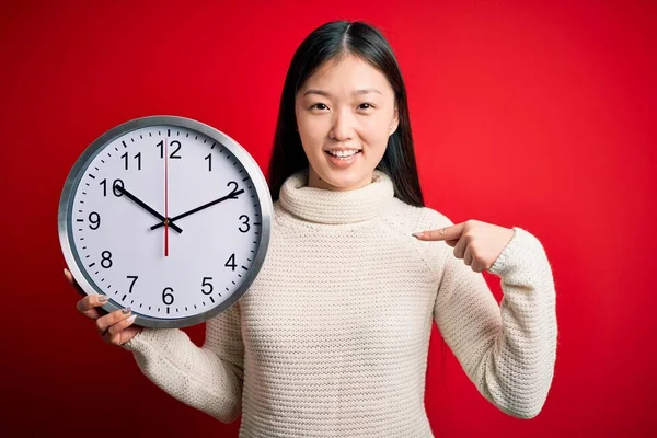 Joven Asiática Mujer Sosteniendo Cuenta Atrás Grande Reloj Sobre Rojo — Foto de Stock