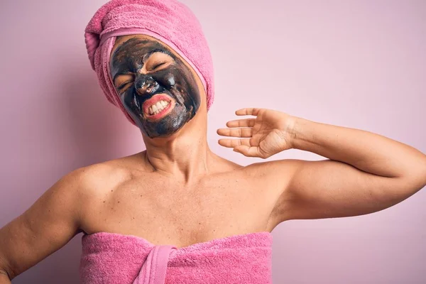 Mujer Morena Mediana Edad Con Máscara Facial Negra Belleza Sobre — Foto de Stock