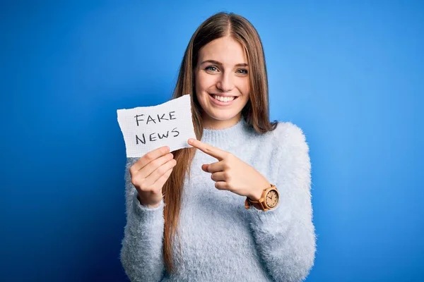 Jonge Mooie Roodharige Vrouw Houden Papier Met Nep Nieuws Bericht — Stockfoto
